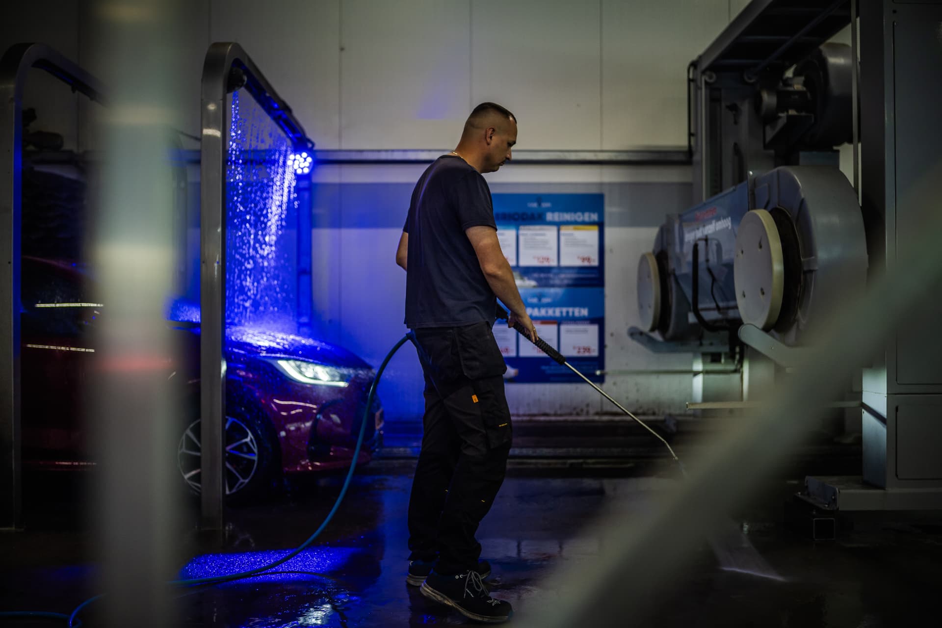 Medewerker van Carwash Heemstede wast een auto handmatig voor
