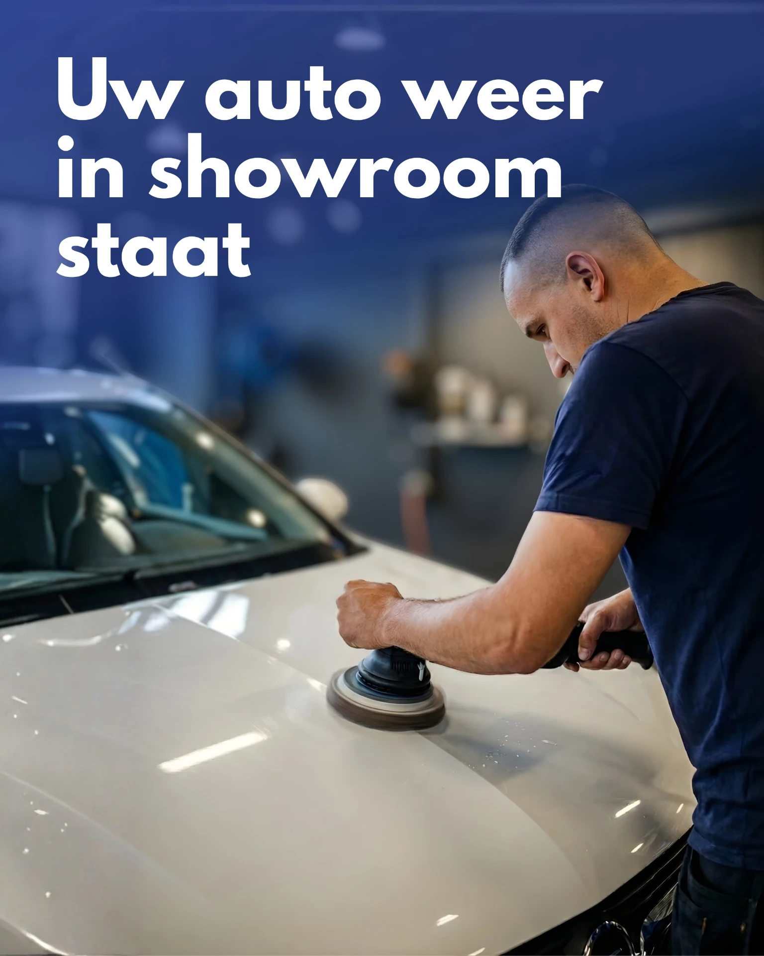 Medewerker polijst de motorkap van een auto bij Carwash Heemstede