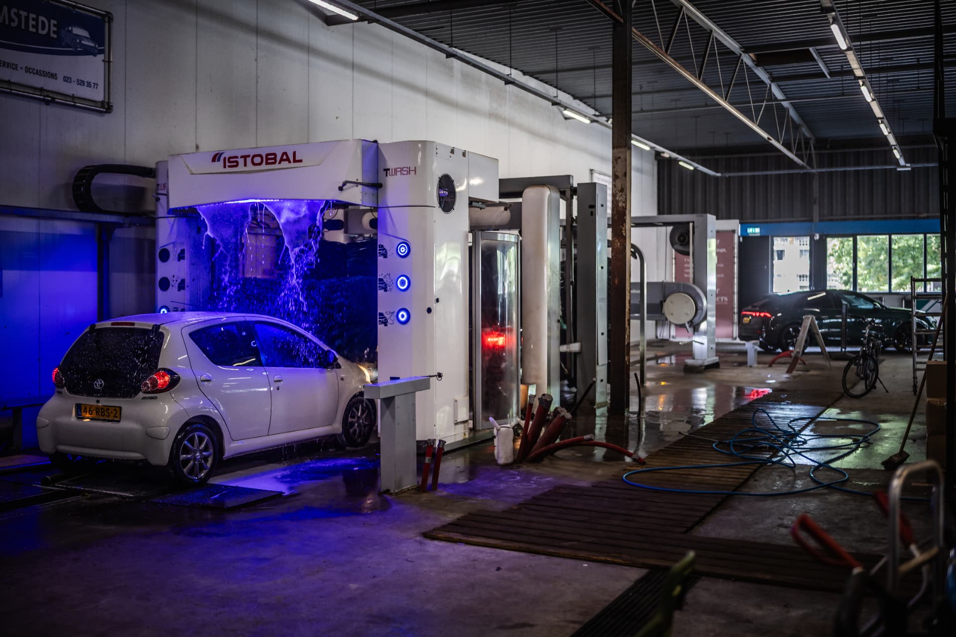 Auto in de Istobal wasstraat van Carwash Heemstede