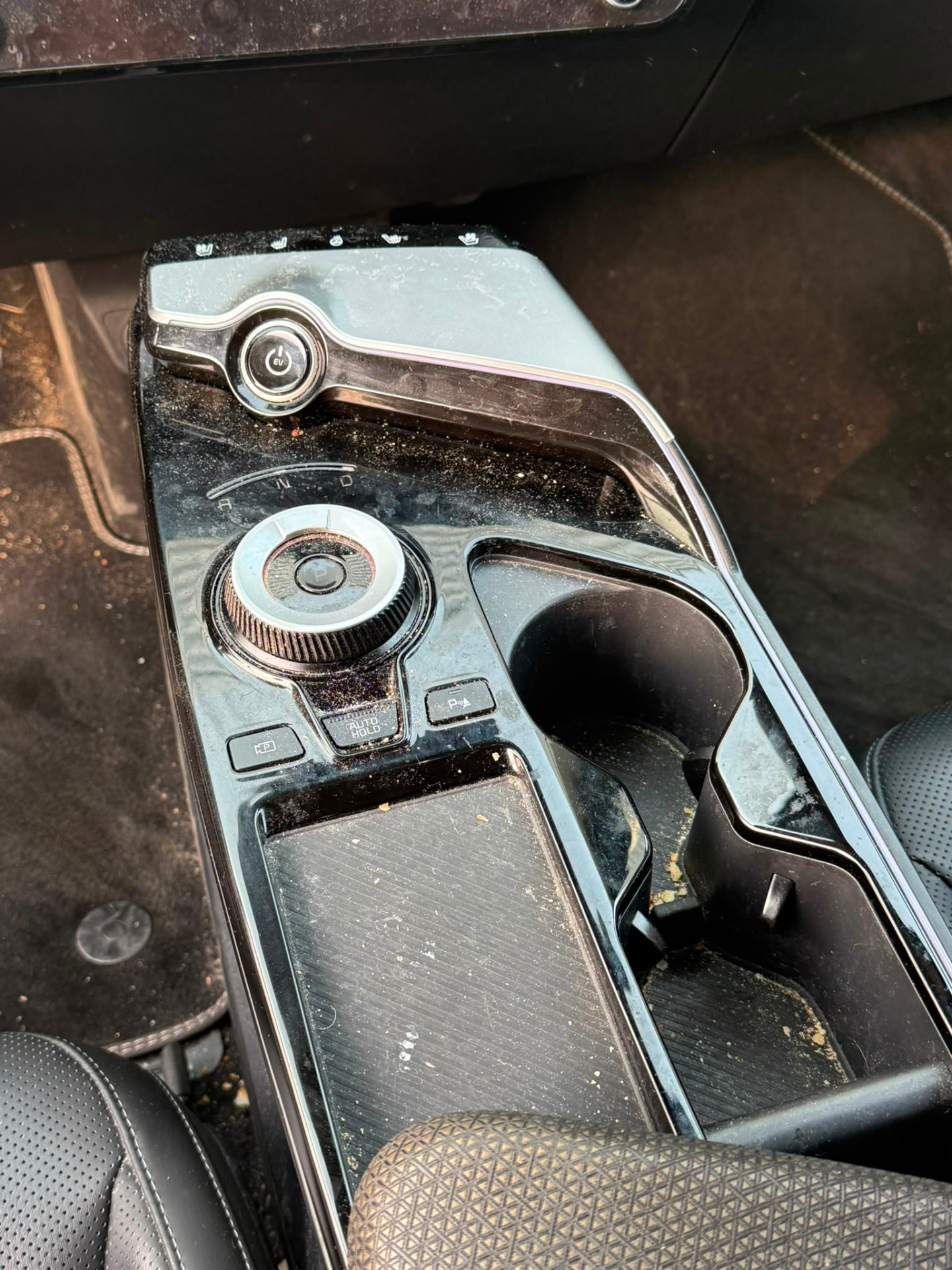 Middenconsole voor en na de poetsbeurt — voor