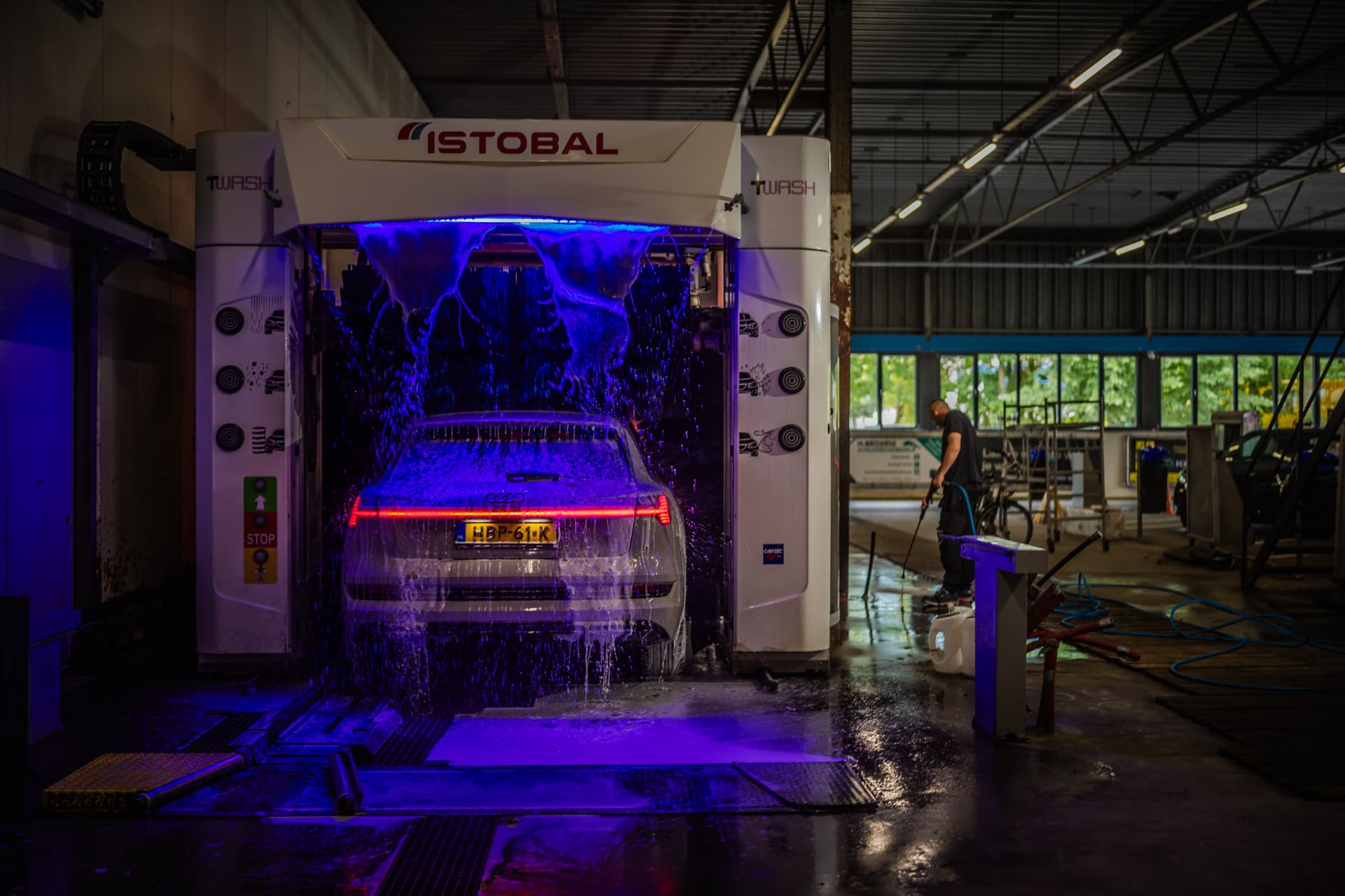 Auto in de Istobal wasstraat van Carwash Heemstede