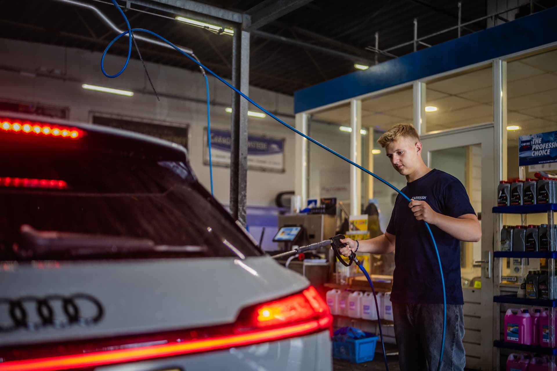 Medewerker behandelt een Audi met hogedruk bij Carwash Heemstede