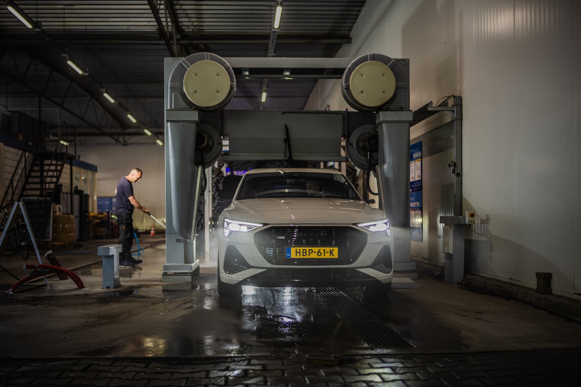 Witte Audi in de verlichte wasstraat van Carwash Heemstede
